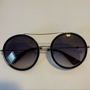 Ladies authentic Gucci sunglasses